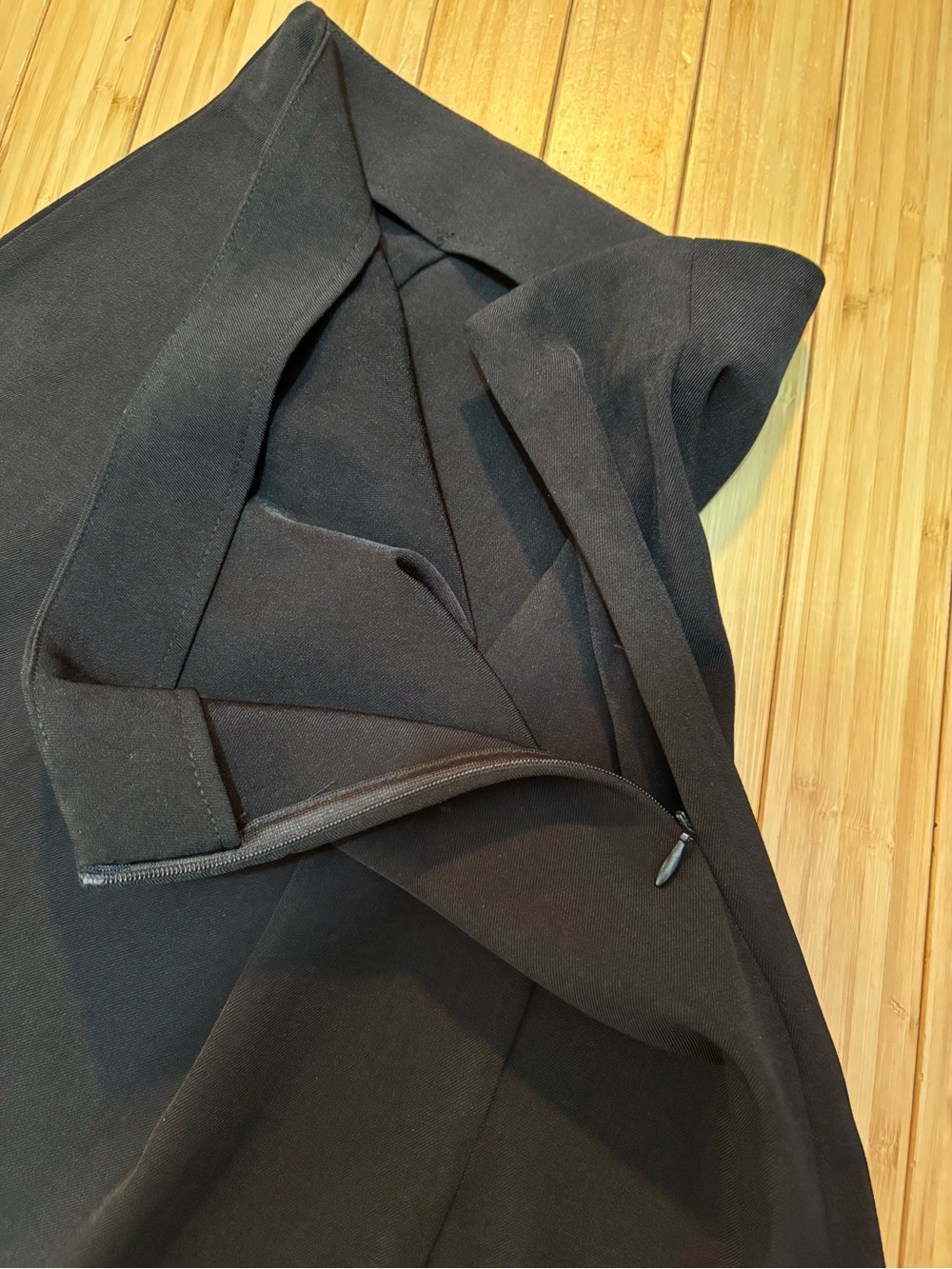 Size S side zip black pencil skirt. - Picture 4 of 8